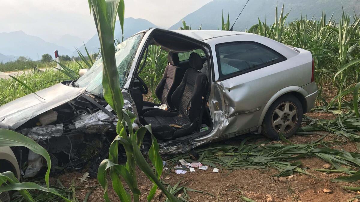Meduno - Spilimbergo: schianto frontale tra 3 auto, una persona incastrata tra le lamiere - 