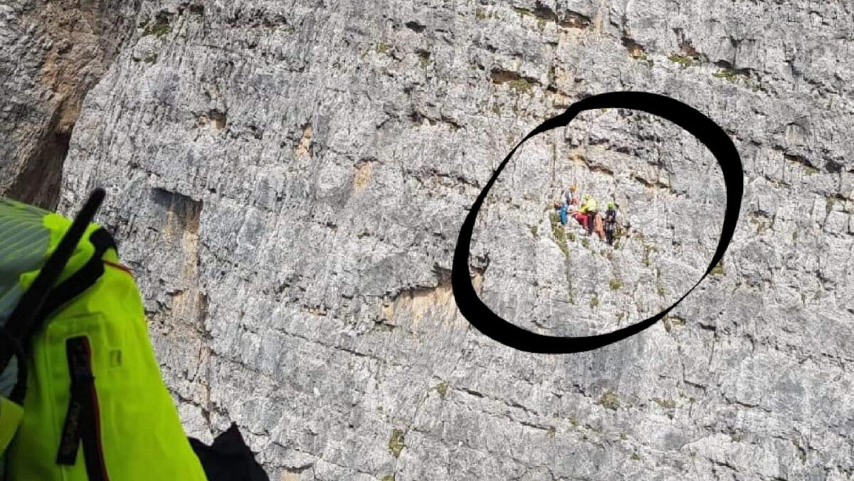 Precipita in parete, compagno di cordata la trattiene: 26enne salva per miracolo - 