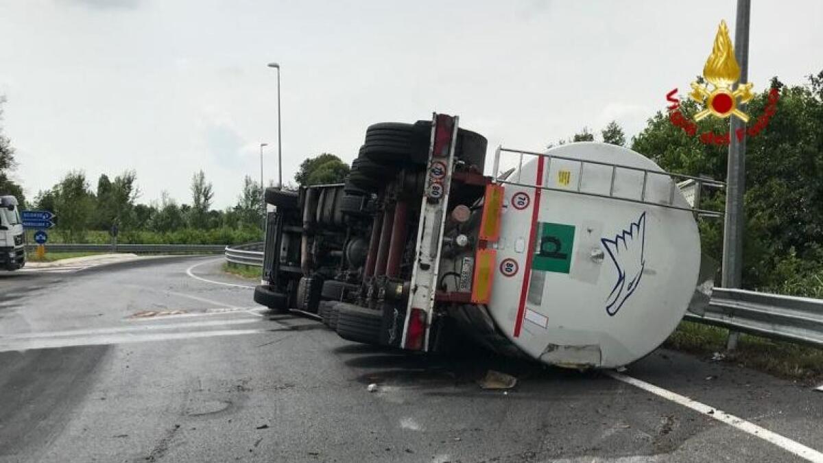 Perde il controllo dell'autocisterna e si rovescia: ferito l'autista - 