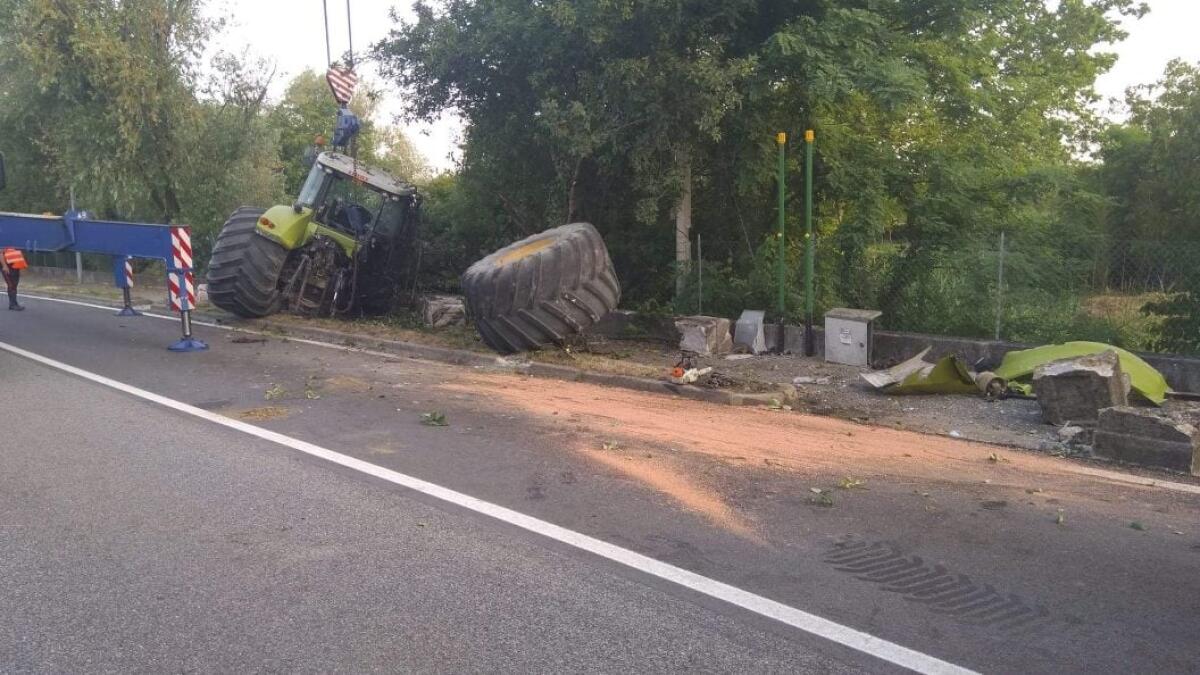 San Giorgio di Nogaro: trattore esce di strada sulla SR14, traffico bloccato - 