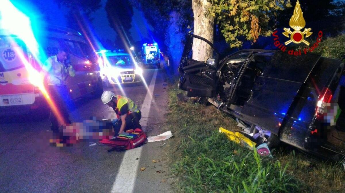 Auto si schianta contro un platano: due morti e due feriti - 