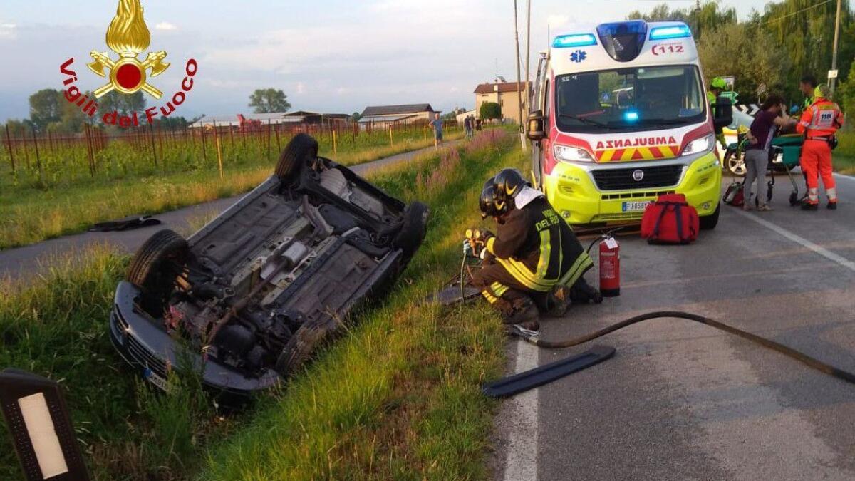 Sacile: con l'auto nel fossato, donna incastrata sotto al veicolo - 