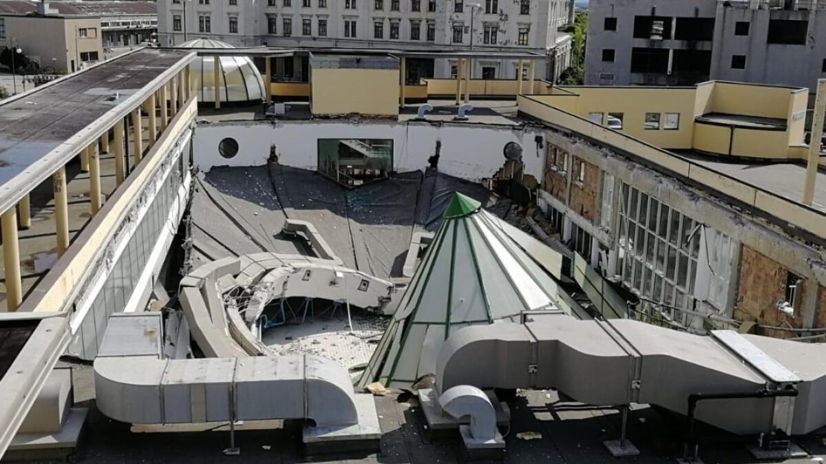 A Trieste crolla il tetto della piscina Acquamarina - 