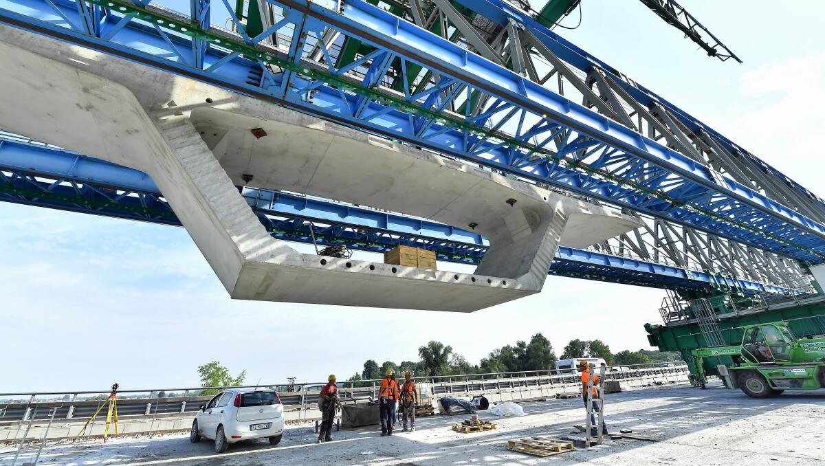 Terza corsia A4: varato oggi l'ultimo concio del secondo viadotto del ponte sul fiume Tagliamento - 