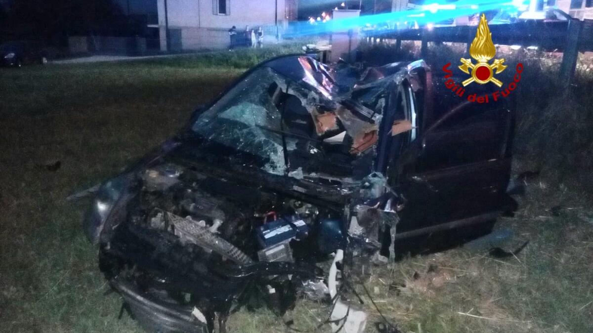 Lo schianto tra due auto e il volo fuori strada: un ferito - 