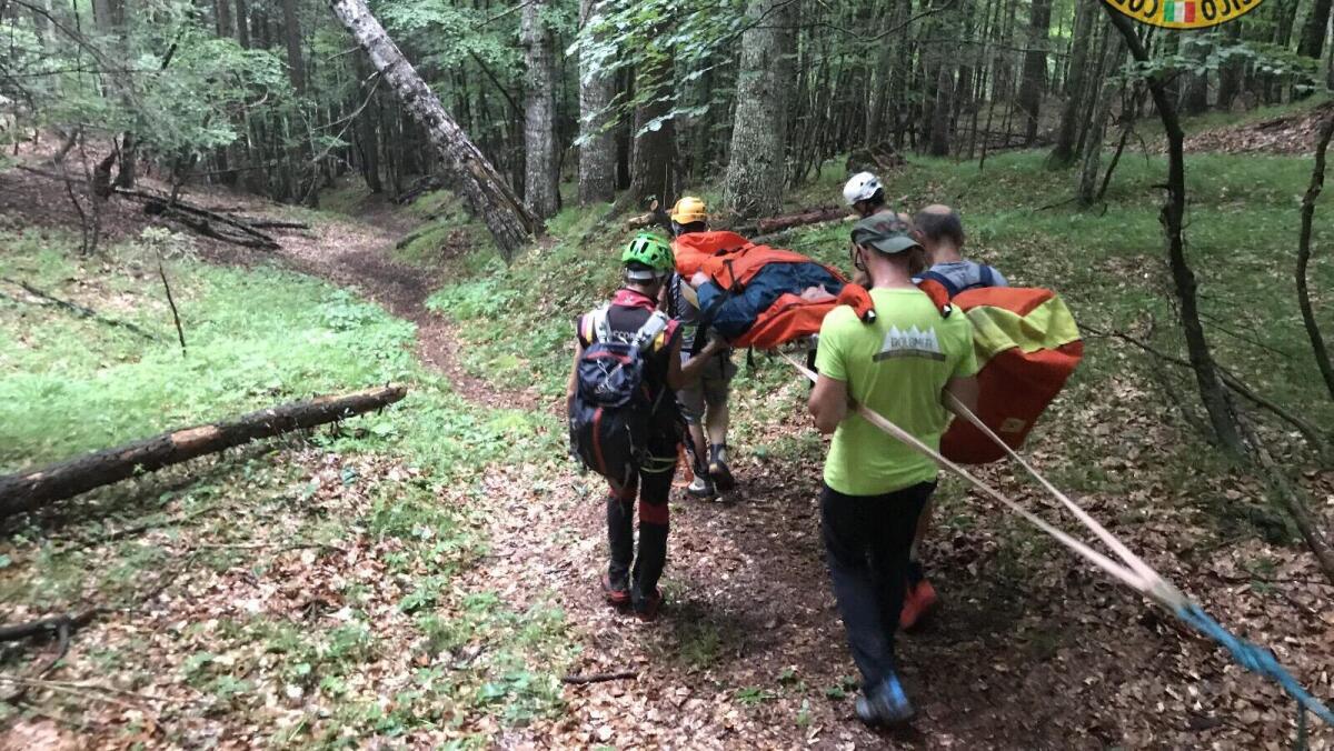 Forni di Sopra, scivola in montagna e si rompe una gamba: arriva l'elisoccorso - 