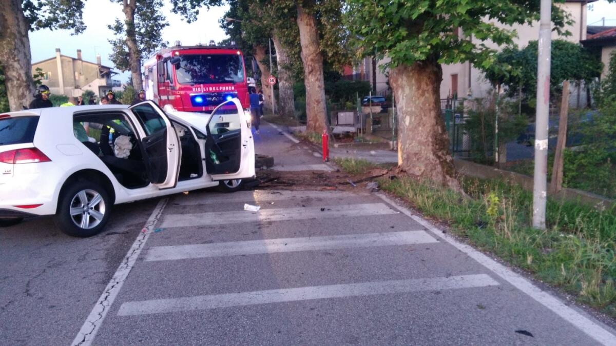 Auto contro il platano a Jesolo, morto il 28enne alla guida - 