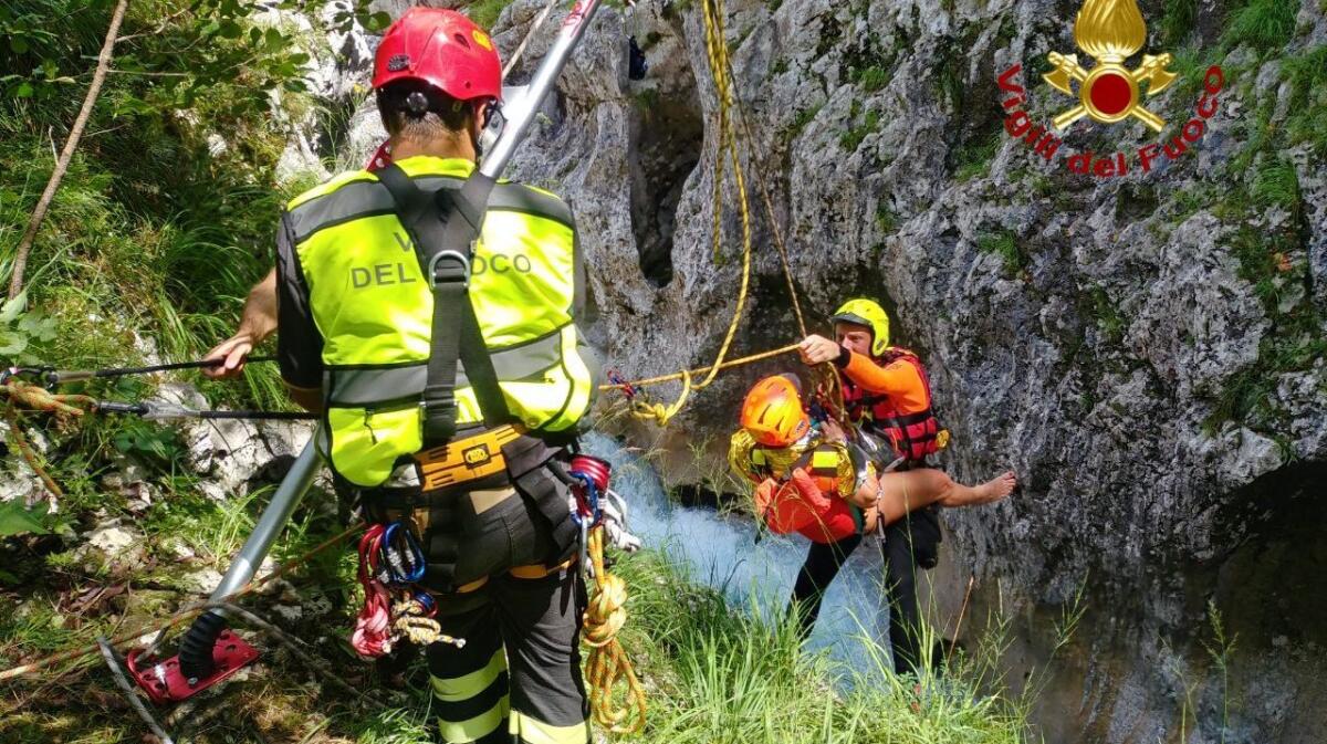Si tuffa nel torrente, ma rimane bloccata nella forra: tratta in salvo - 