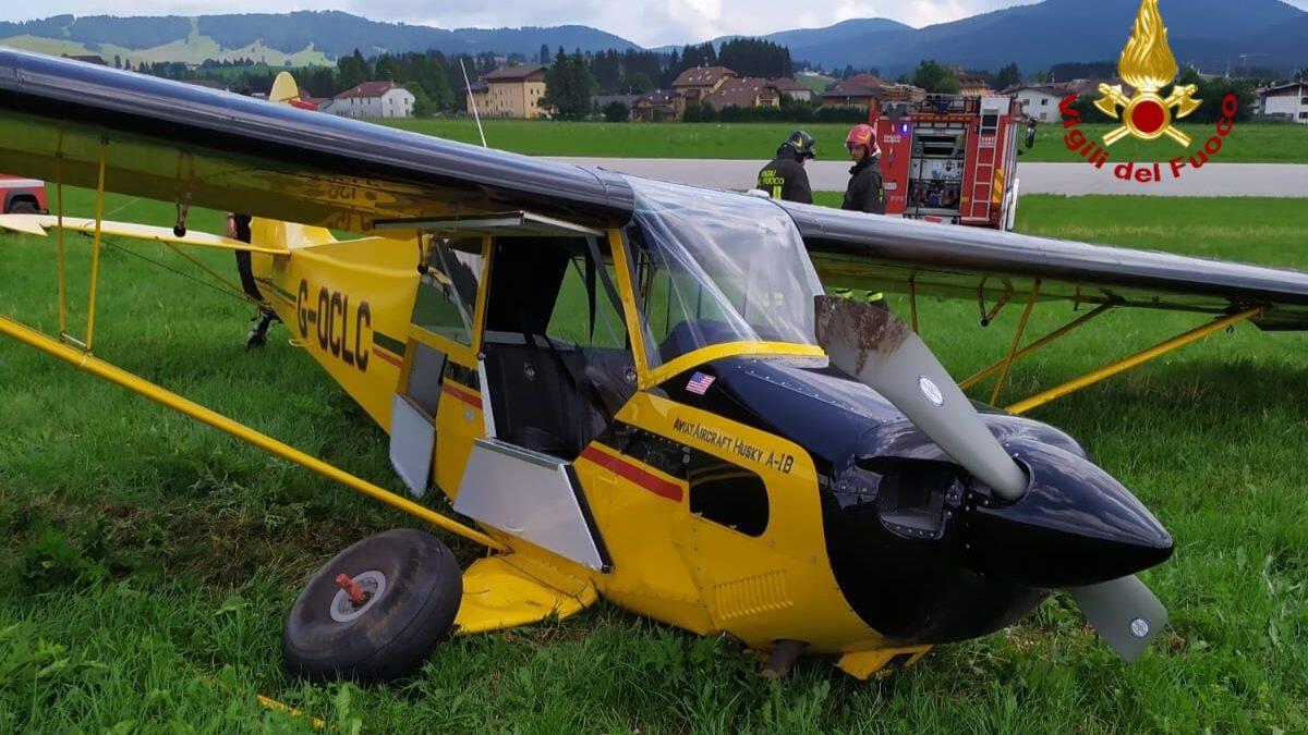 Folata di vento e l'aereo finisce fuori pista durante il decollo - 