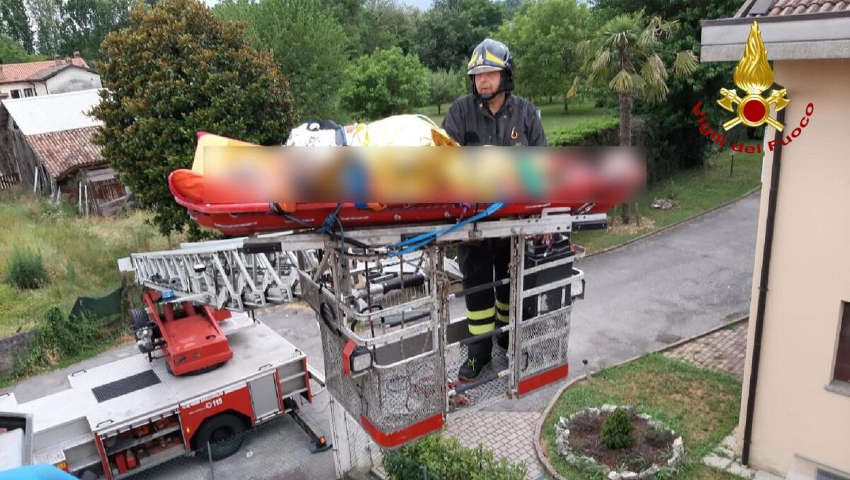 Invalido e bisognoso di cure: i vigili del fuoco lo calano dal balcone - 