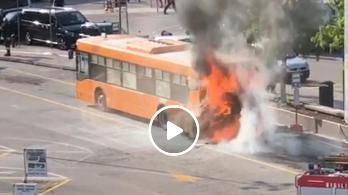 Venezia, autobus carico di passeggeri a fuoco in Piazzale Roma - 