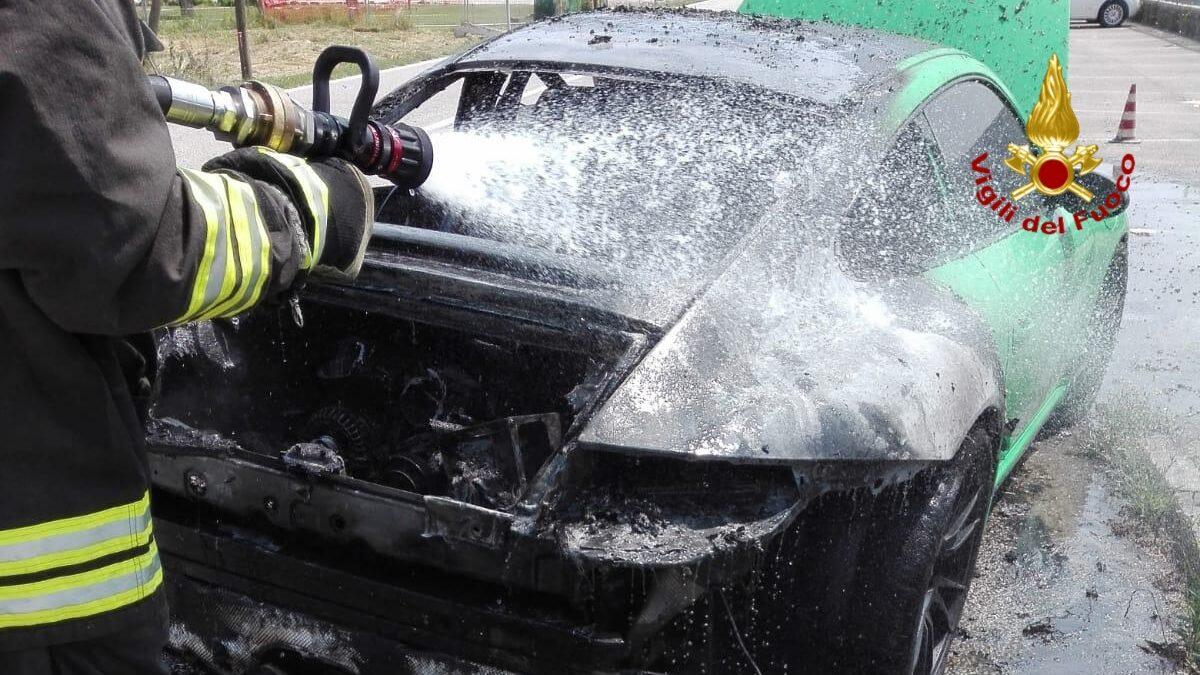 A fuoco la Porche: auto distrutta. Il conducente si salva appena in tempo. - 