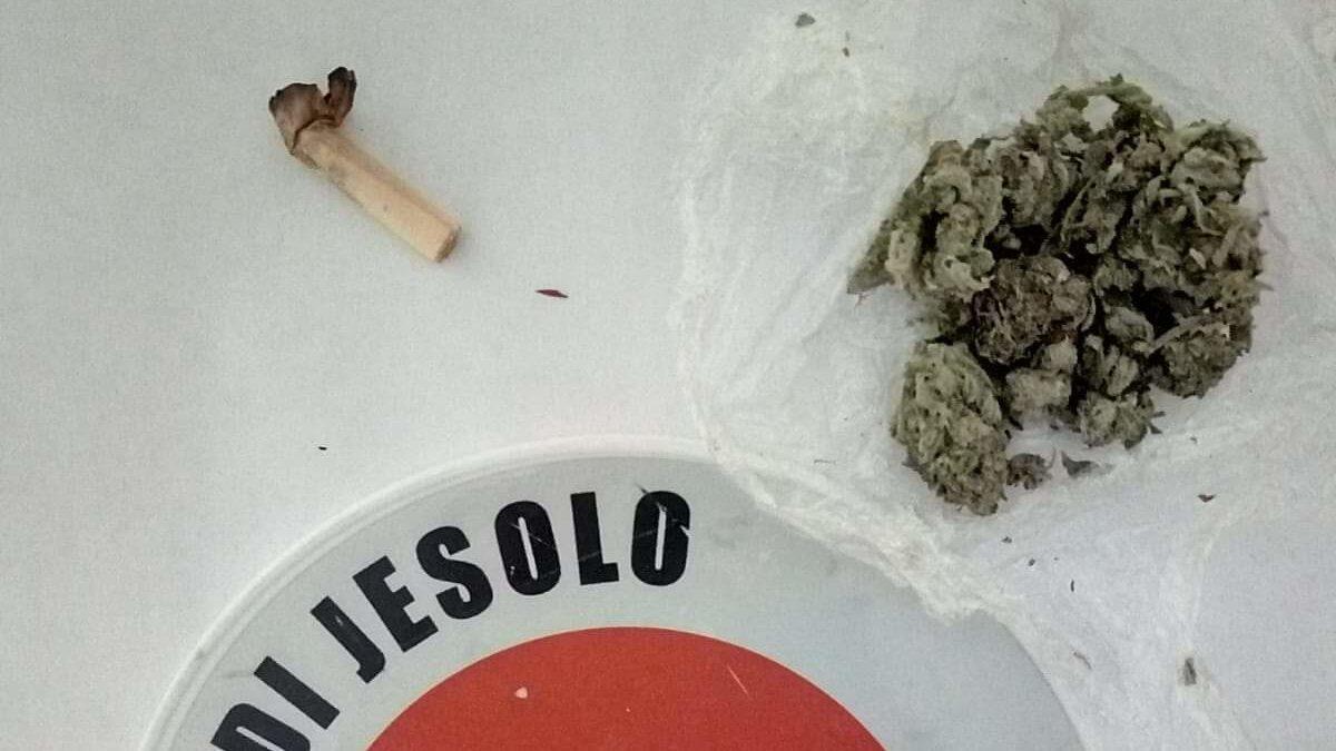 Jesolo, fumano spinelli sdraiati in spiaggia: multa di 400 euro - 