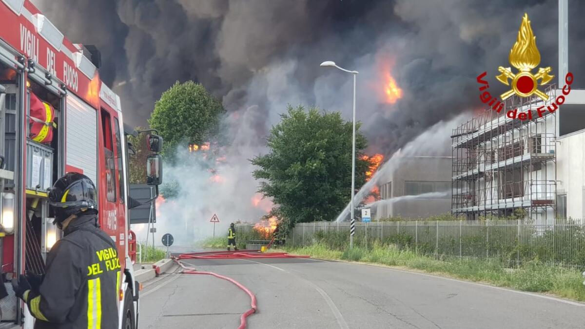 Violento incendio in azienda di vernici a Brendola - 