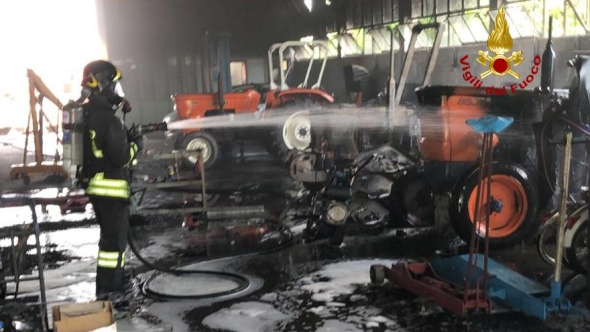 Incendio a Cona in officina meccanica, distrutti i trattori - 