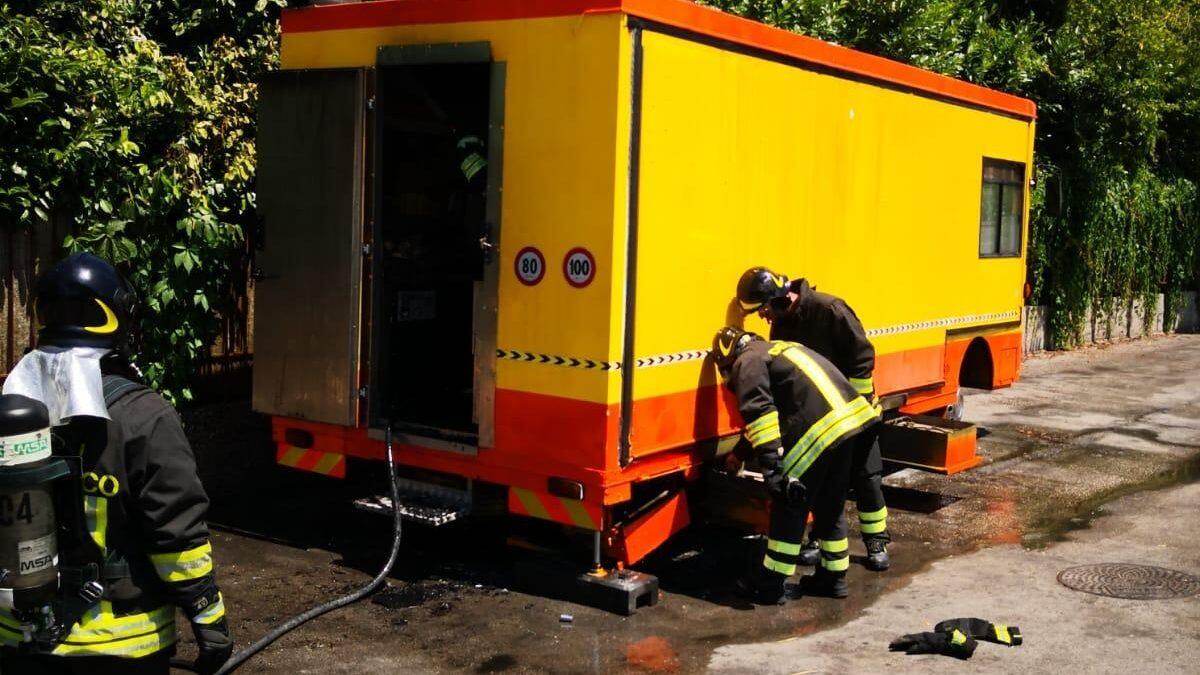 A fuoco un food track, i pompieri evitano l'esplosione delle bombole Gpl - 