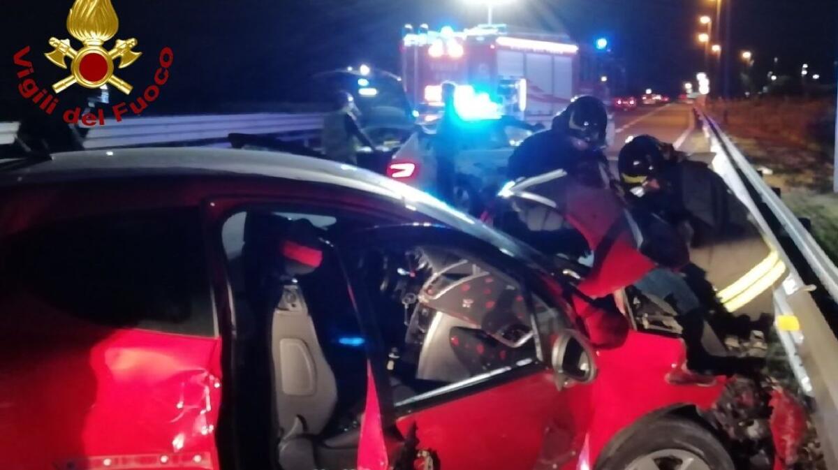 Incidente in A28, due auto si scontrano: nessun ferito - 