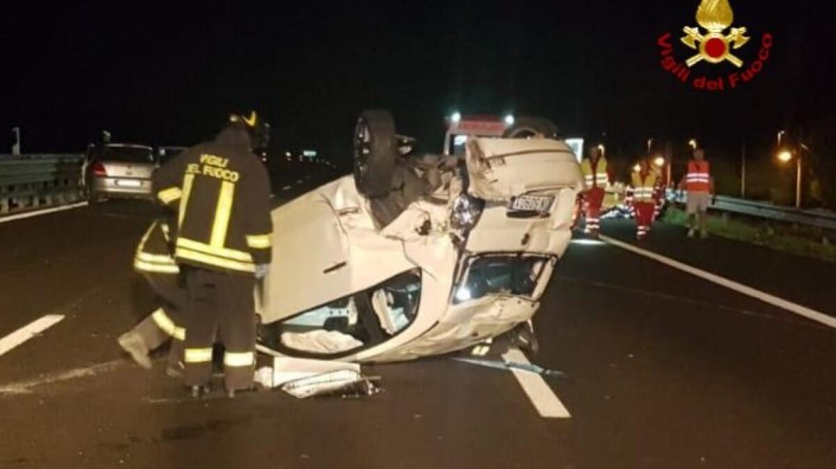 Incidente in A4, due auto si scontrano, una finisce ruote all'aria: 4 feriti - 