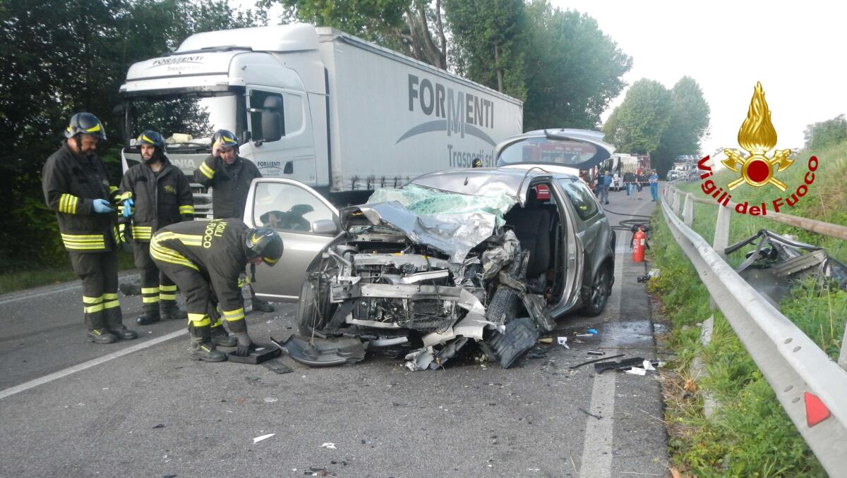 Violento scontro frontale auto camion: due persone ferite - 