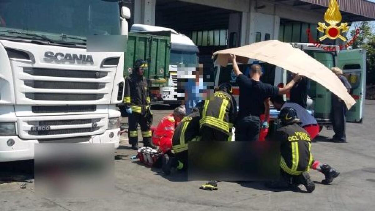 Schiacciato dalla cabina del camion mentre lavora: grave un operaio - 