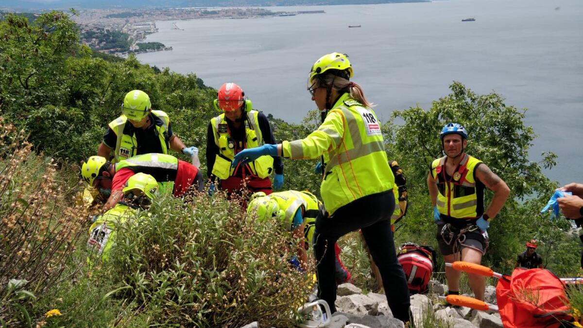 Cade per 20 metri dalla costiera Napoleonica: donna 44enne in gravi condizioni - 