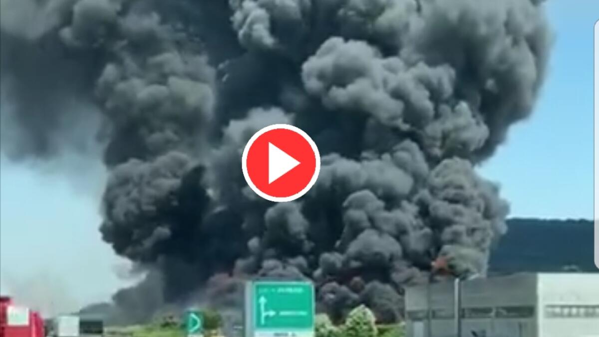 Nube tossica dopo rogo pazzesco, il comune "state in casa" - VIDEO - 