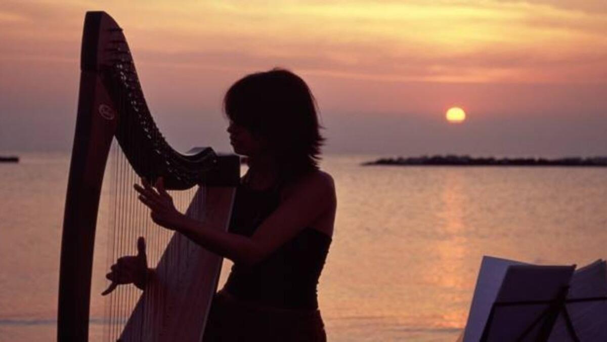 Al faro di Bibione il sole sorge a ritmo di musica tra violini, arpa e pianoforte - 