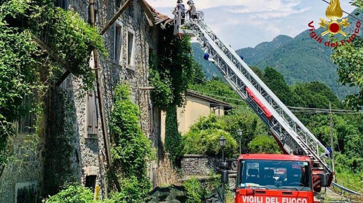 Vito d'Asio: rimozione e messa in sicurezza di un tetto, 4 ore di intervento per i pompieri - 