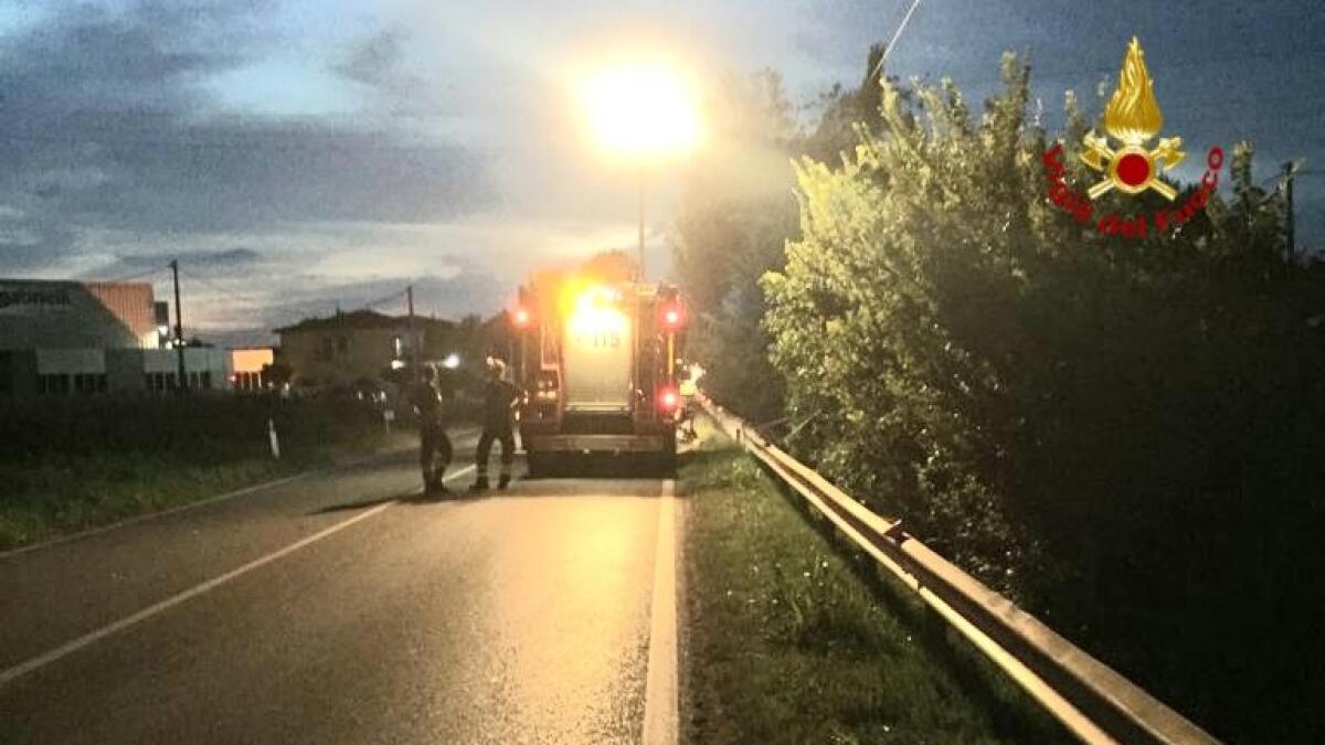 Vigile del fuoco falciato da un'auto a bordo strada durante un soccorso: è grave - 