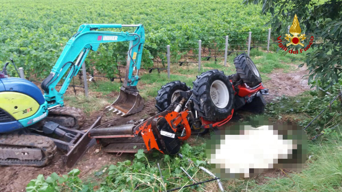 Tragedia nei campi: muore schiacciato dal proprio trattore - 