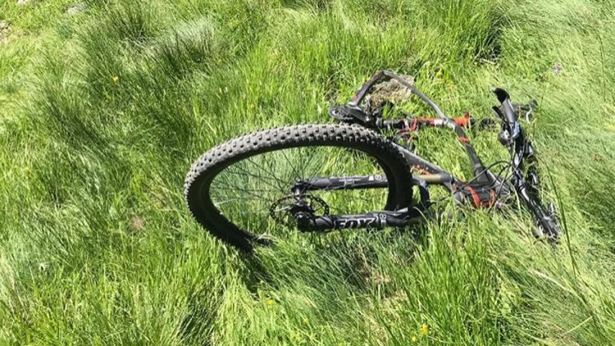 Perde il controllo della mountain bike e fa un volo di 50 metri: morto 53enne - 