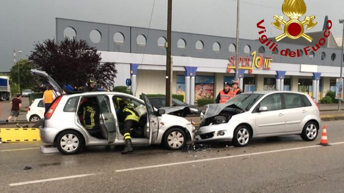 Sacile: violento schianto frontale tra auto, due persone finiscono all'ospedale - 