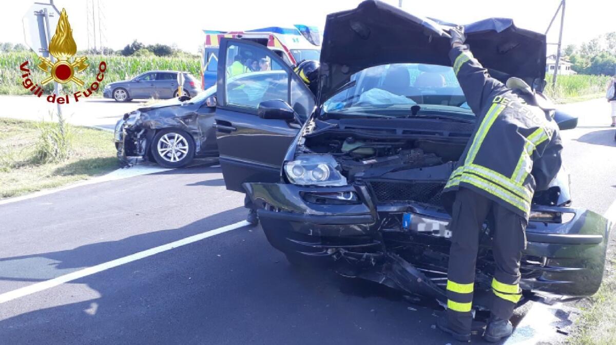 Nave di Fontanafredda: violento scontro frontale tra due auto - 