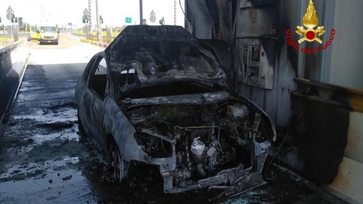Arriva al casello, ma l'auto va a fuoco: 21enne fugge in tempo - 