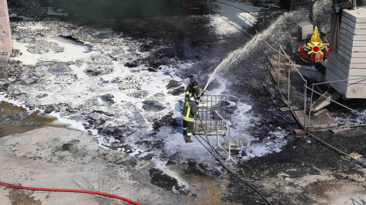 Incessante lavoro per domare l'incendio presso l’Isello Vernici di Brendola - 