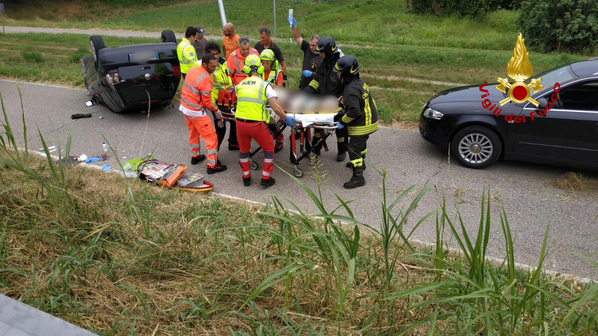 Perde il controllo dell'auto e si cappotta: ferita una donna - 