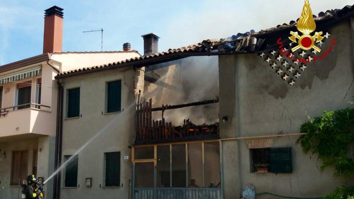 Incendio in una casa disabitata, vigili del fuoco al lavoro - 