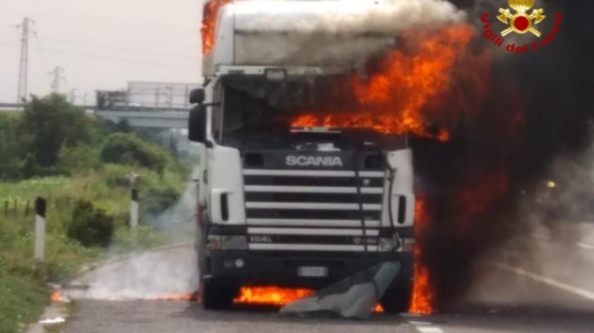 Incendio alla motrice del tir, paura in A4 - 