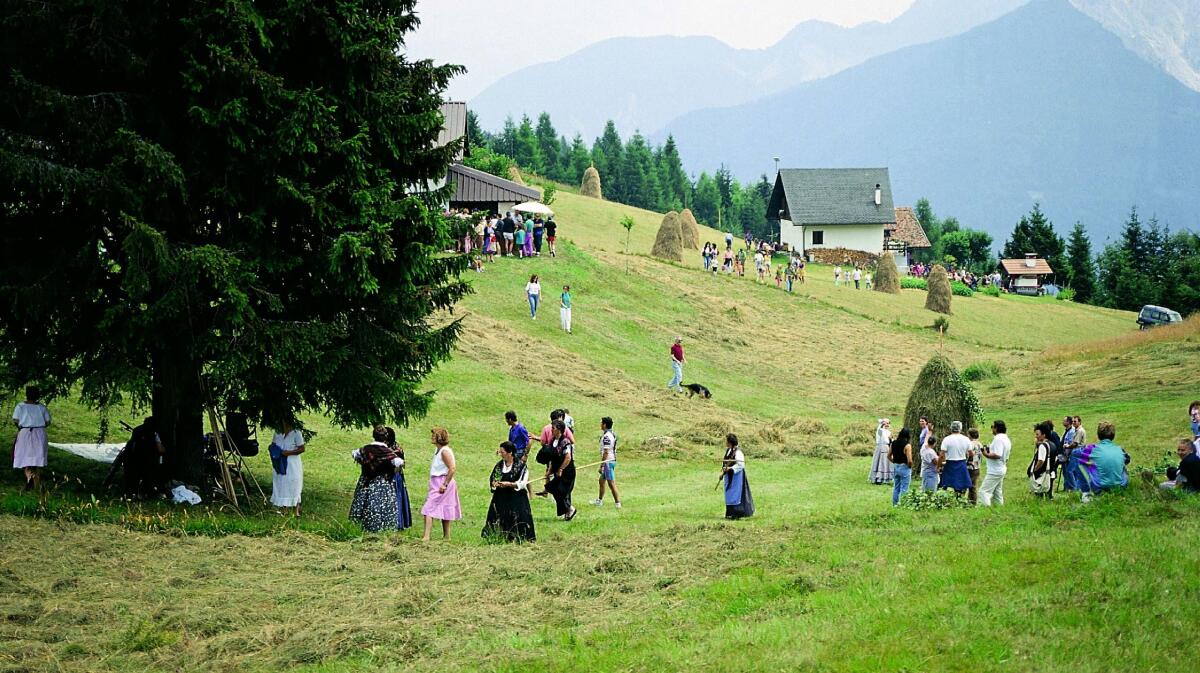 “Fasjn la mede”, a Sutrio festa della fienagione nei prati dello Zoncolan - 