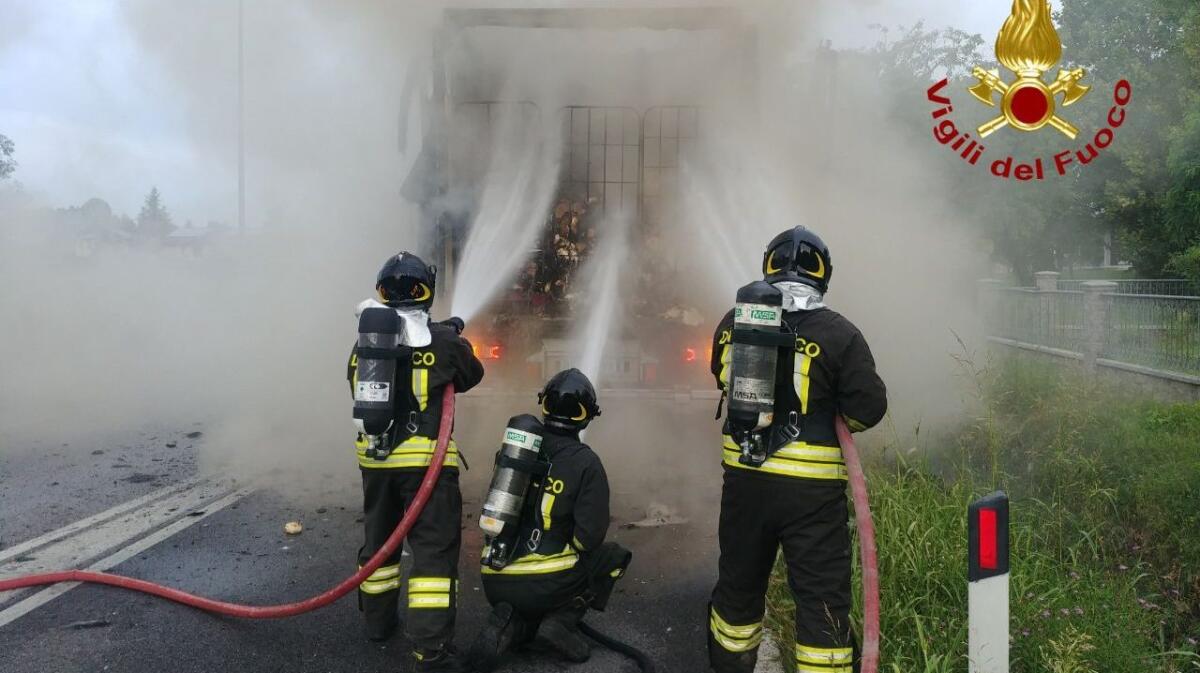 Azzano Decimo, incendio ad un camion frigo, Vigili del Fuoco domano le fiamme - 