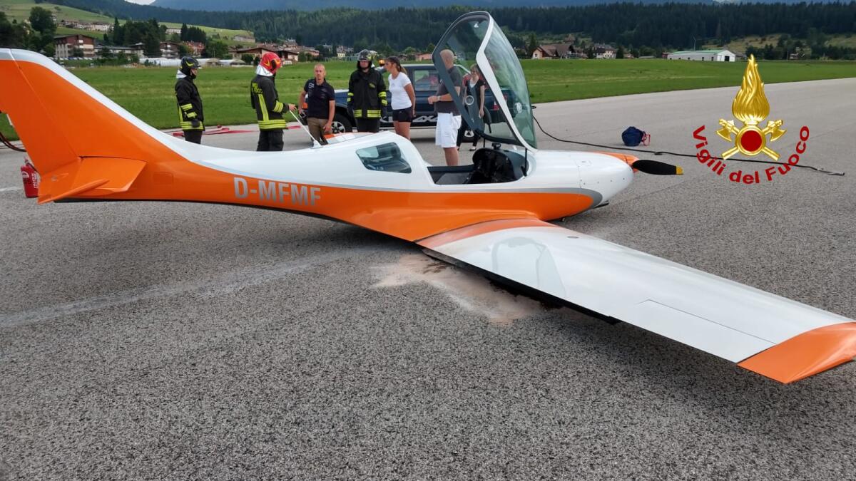 Atterraggio senza carrello, illesa la coppia a bordo - 