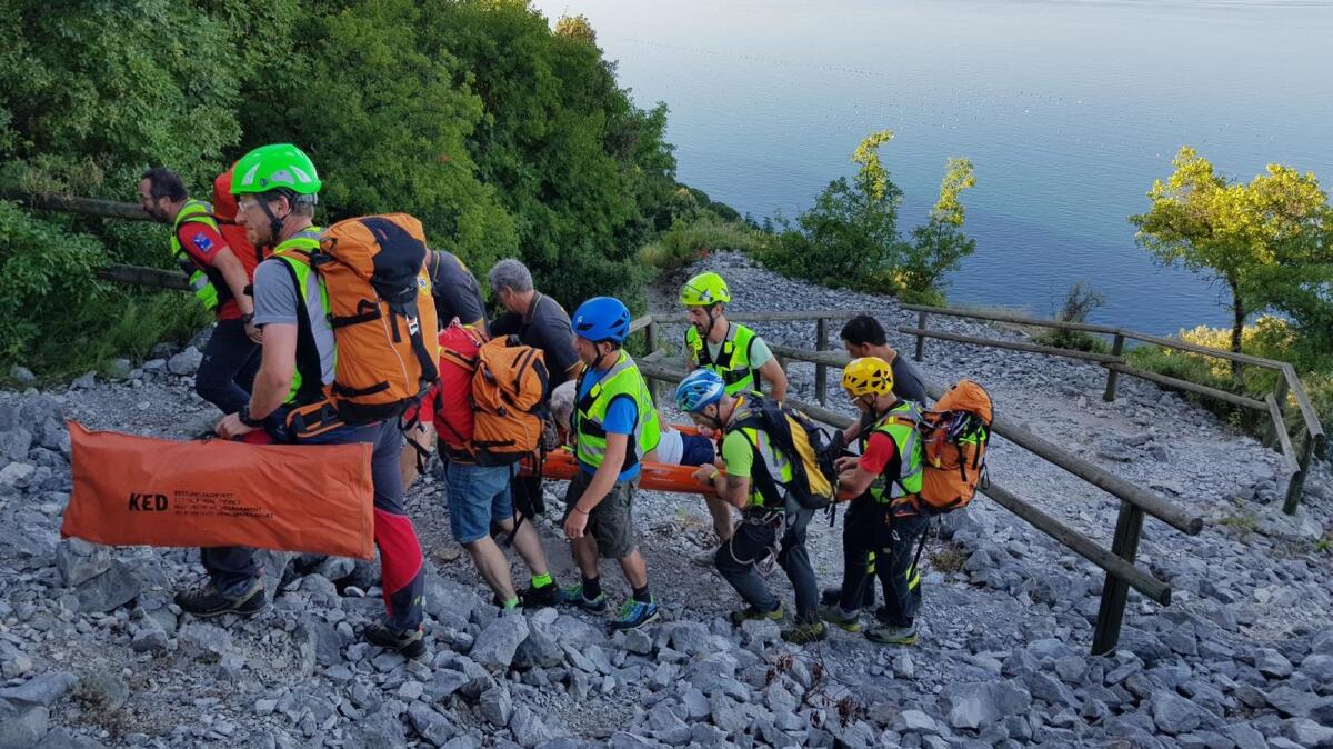 Cade e rimane bloccato sul sentiero, soccorso un uomo a Duino Aurisina - 