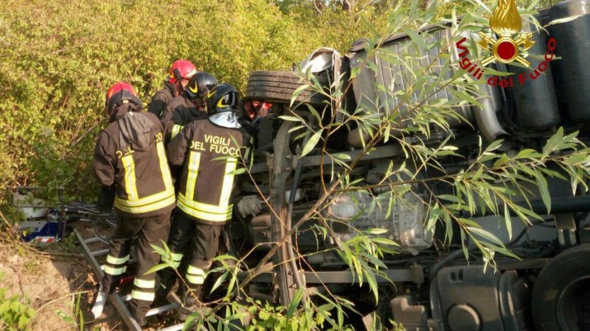 Perde il controllo del camion e finisce nel fossato: autista incastrato tra le lamiere - 