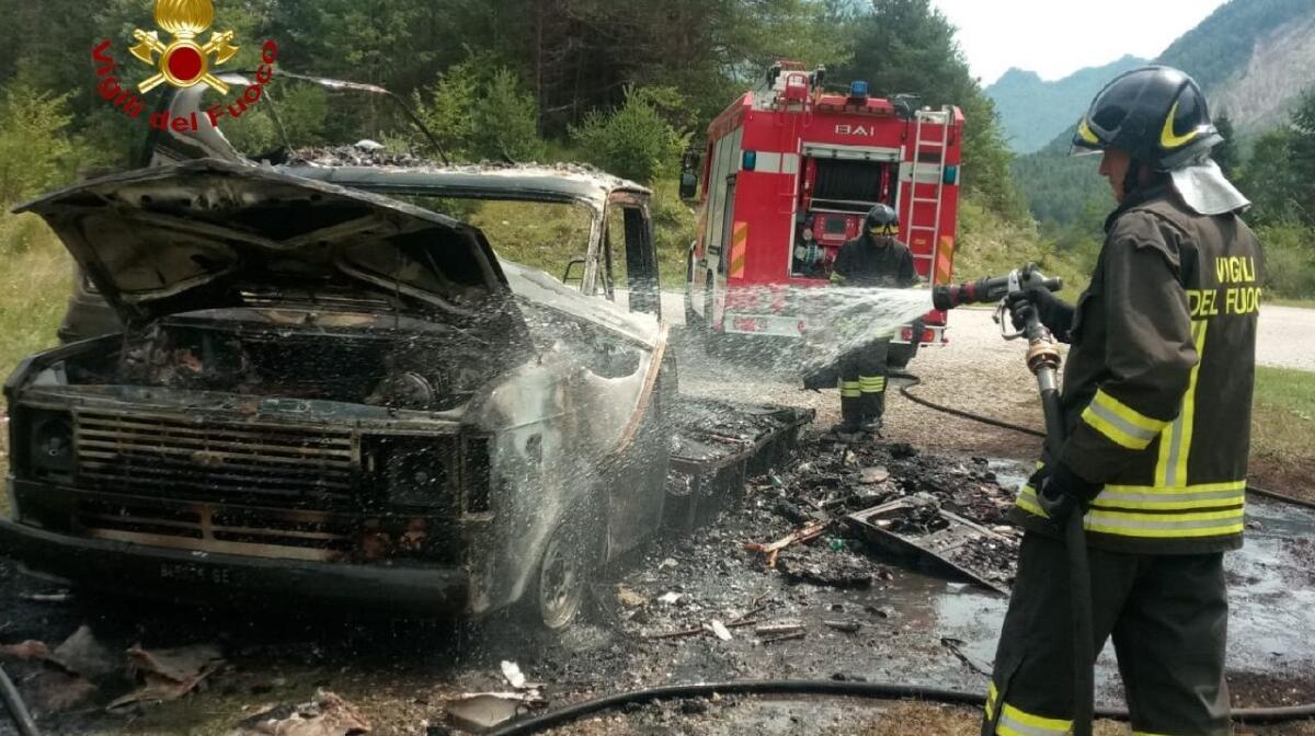 Erto (PN): vacanze rovinate, camper avvolto e distrutto dalle fiamme - 