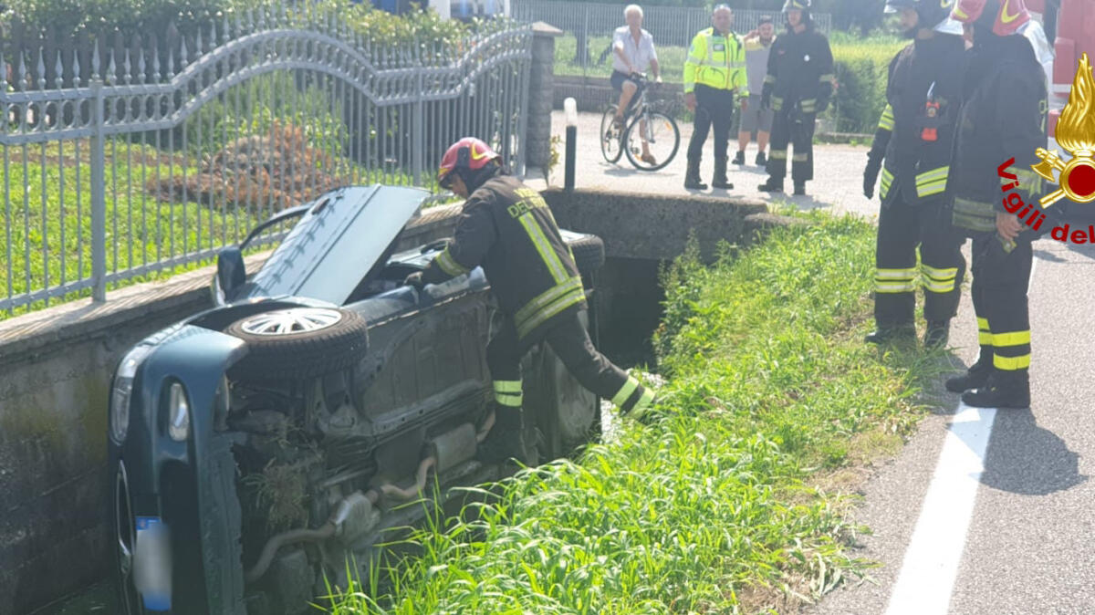Sbanda e finisce con l'auto nel fossato rovesciandosi: due feriti - 