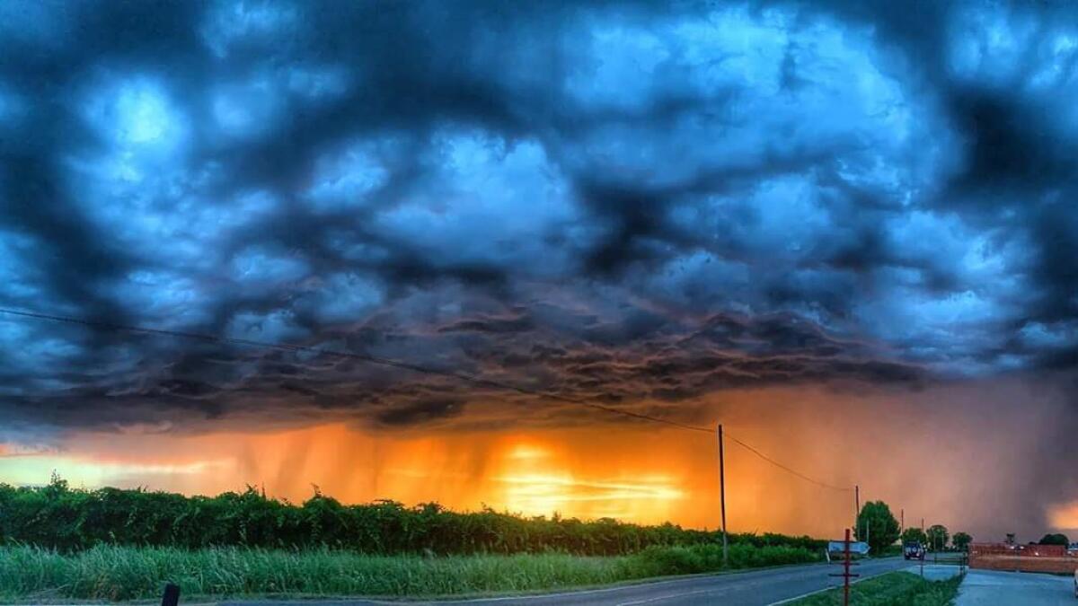 Cieli rossi incredibili prima del temporale, ecco le foto ricevute - 