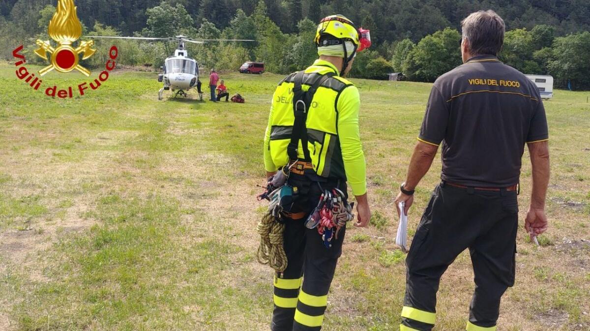 Scivola e scompare nella notte a Tramonti di Sopra, salvato dai vigili del fuoco - 