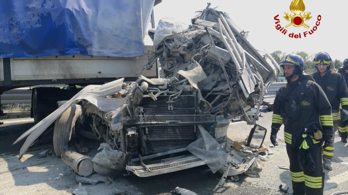Secondo incidente tra due Tir: conducente incastrato nella cabina - 