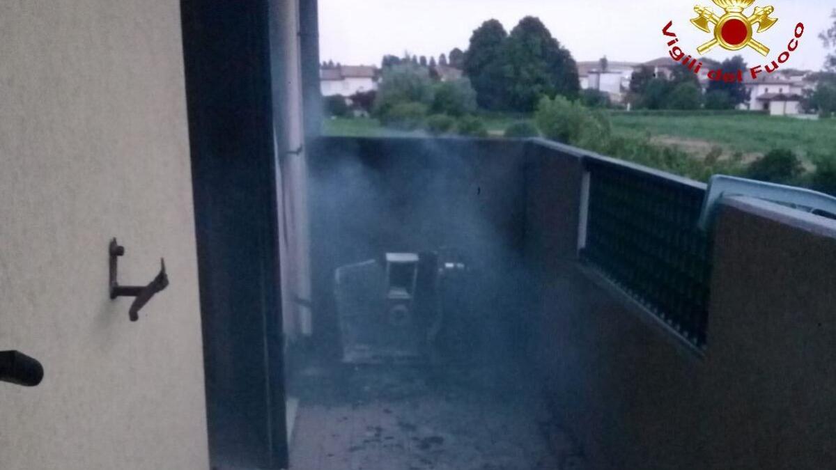 Incendio in appartamento, le fiamme divampate da un condizionatore - 
