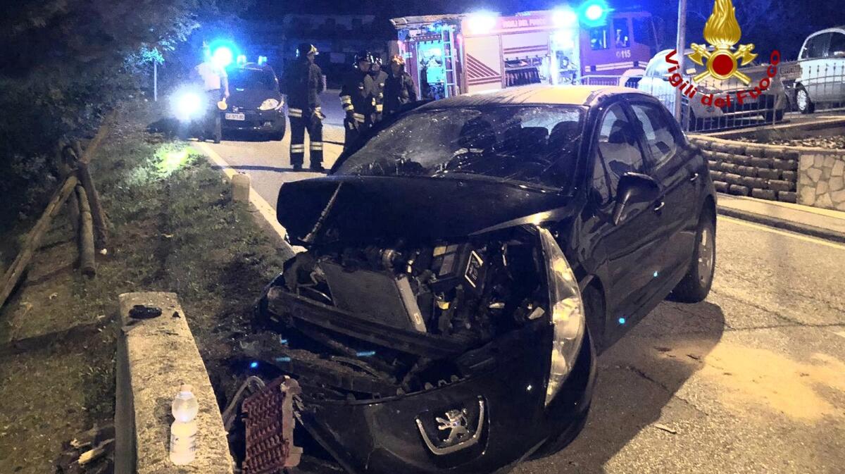 Sbanda e finisce con l'auto contro il muretto: 2 feriti - 